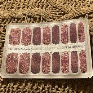 Lily & Fox 🦊 nail wraps.